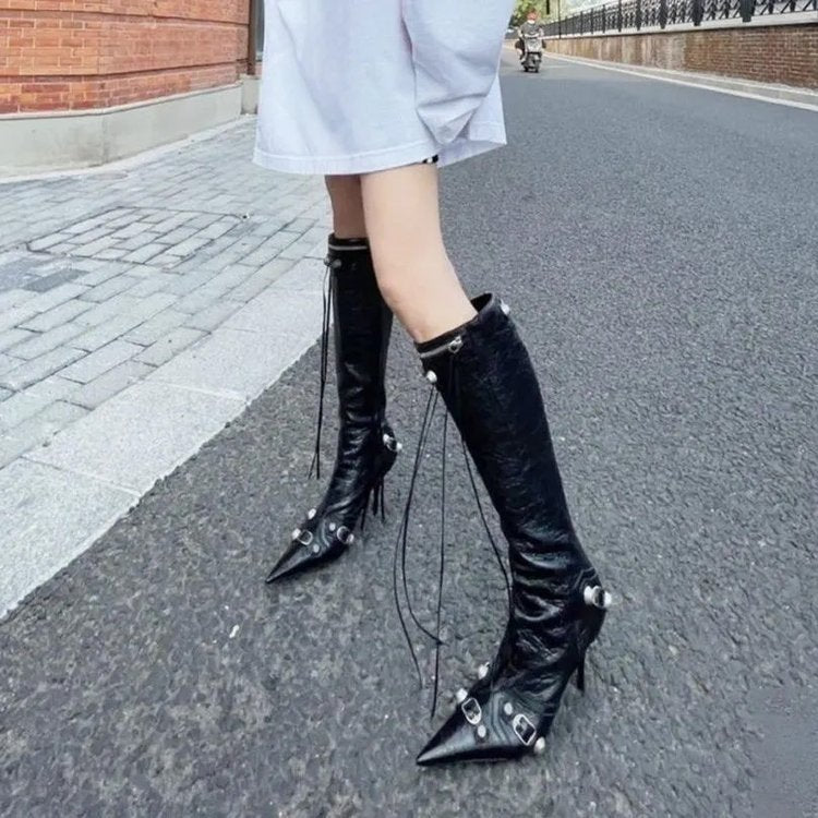 Botas de motociclista de pasarela para mujer, estilo europeo y americano, con punta puntiaguda y tacón de aguja y remaches metálicos.
