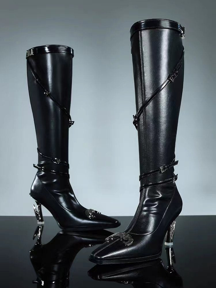 Botas de motociclista de pasarela para mujer, estilo europeo y americano, con punta puntiaguda y tacón de aguja y remaches metálicos.