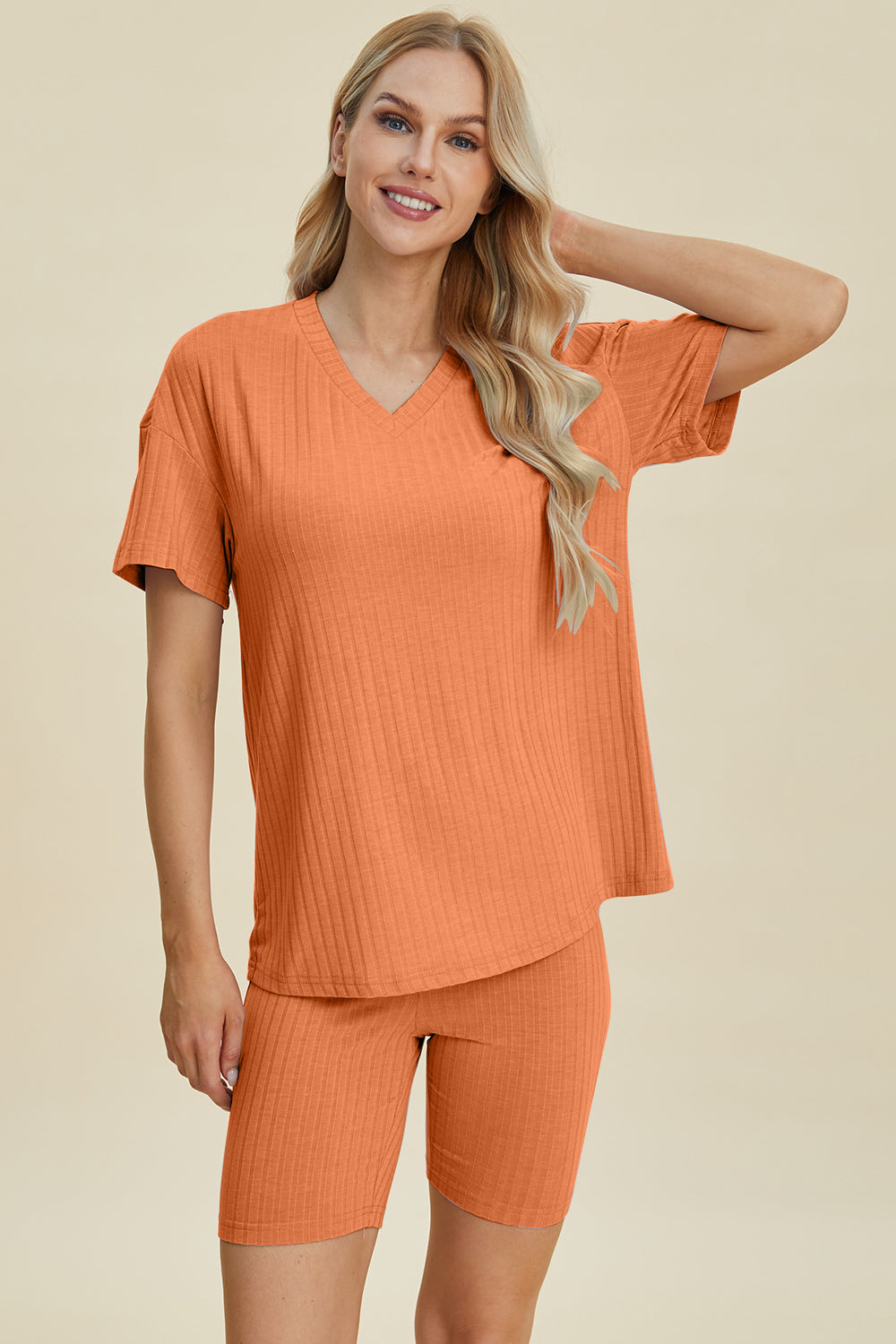 Conjunto básico de pantalones cortos y top de manga corta con cuello en V acanalado de tamaño completo Bae