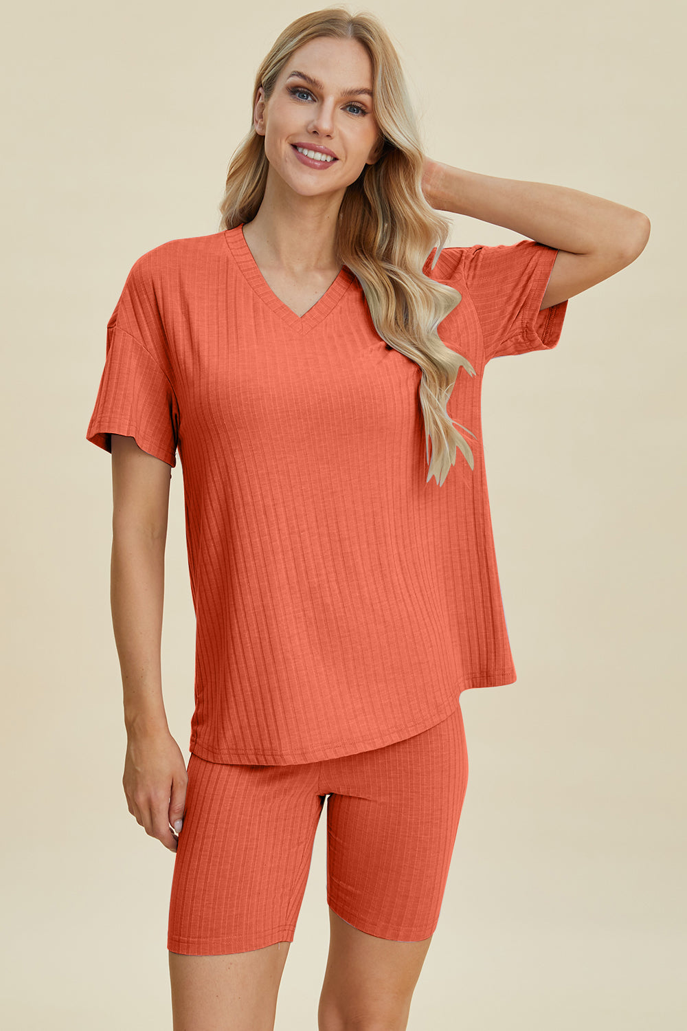 Conjunto básico de pantalones cortos y top de manga corta con cuello en V acanalado de tamaño completo Bae