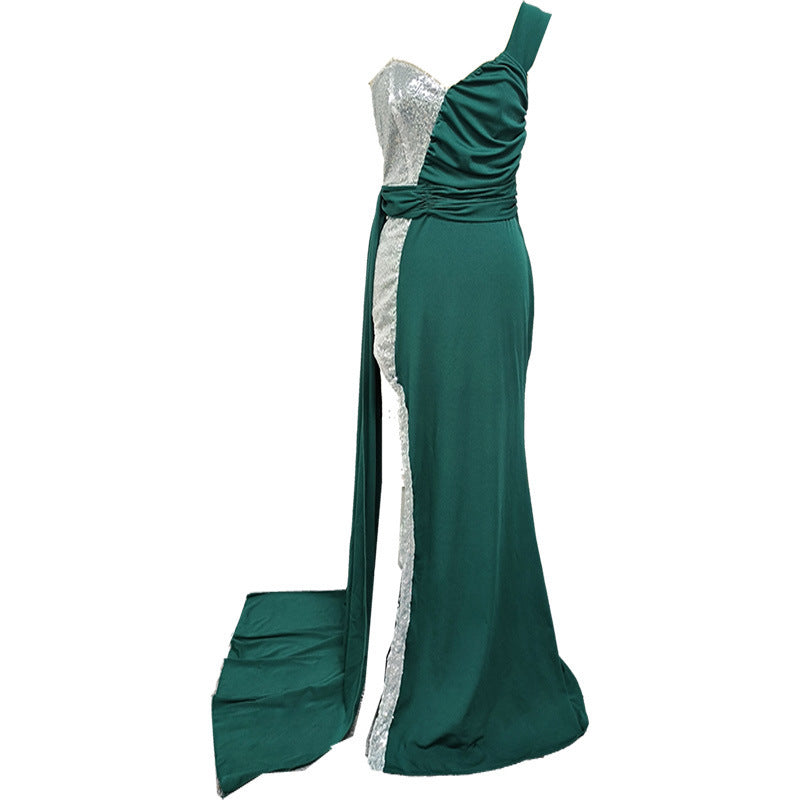 Elegante vestido de noche con falda dividida y expansión con trabajo pesado dorado