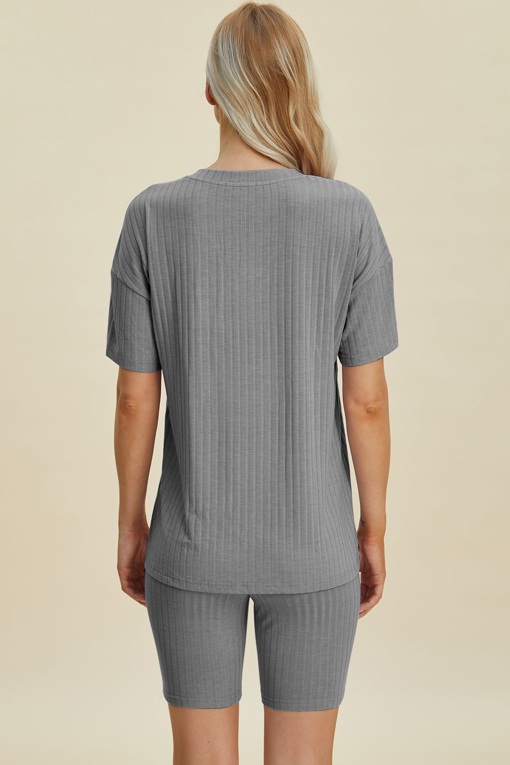 Conjunto básico de pantalones cortos y top de manga corta con cuello en V acanalado de tamaño completo Bae