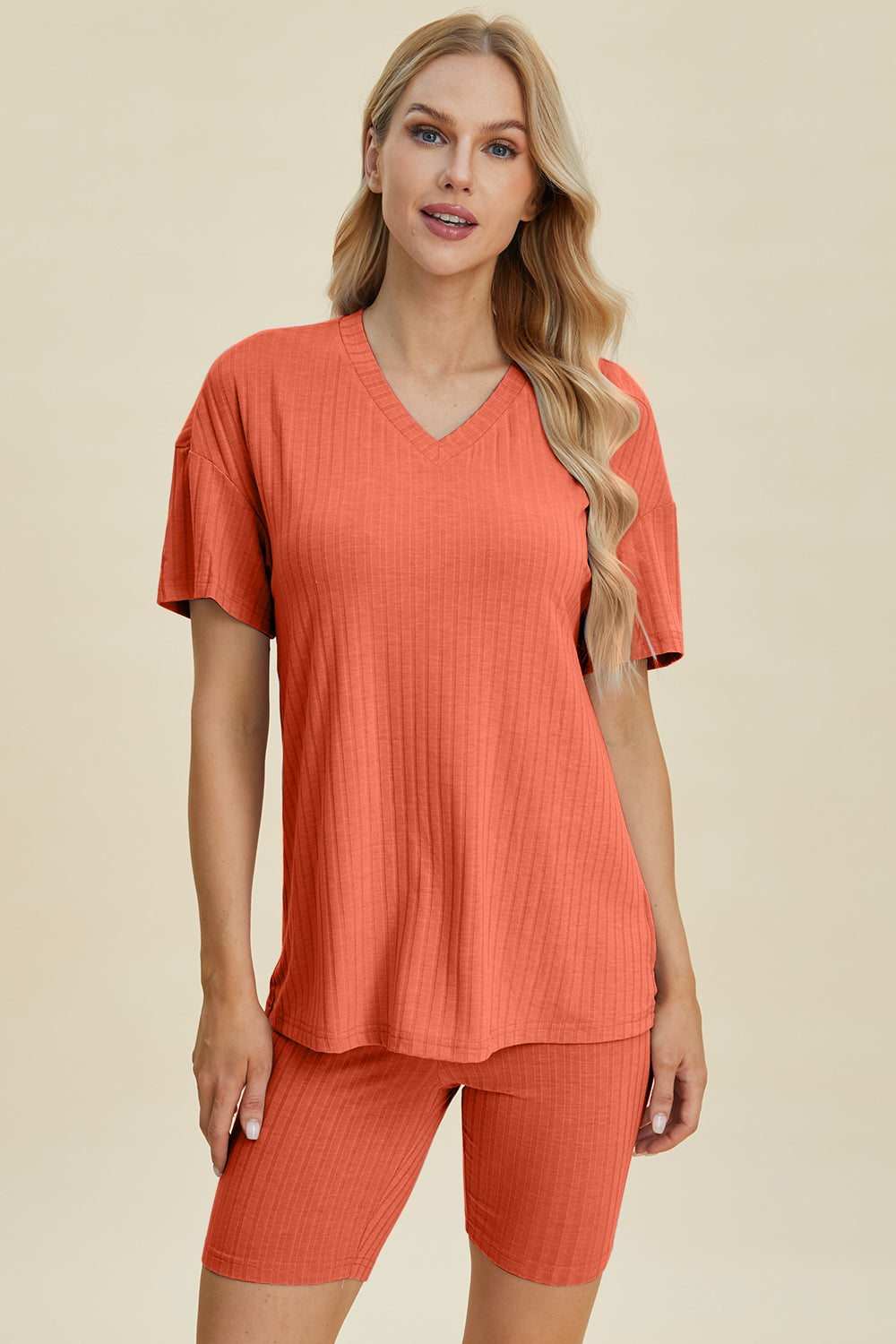 Conjunto básico de pantalones cortos y top de manga corta con cuello en V acanalado de tamaño completo Bae