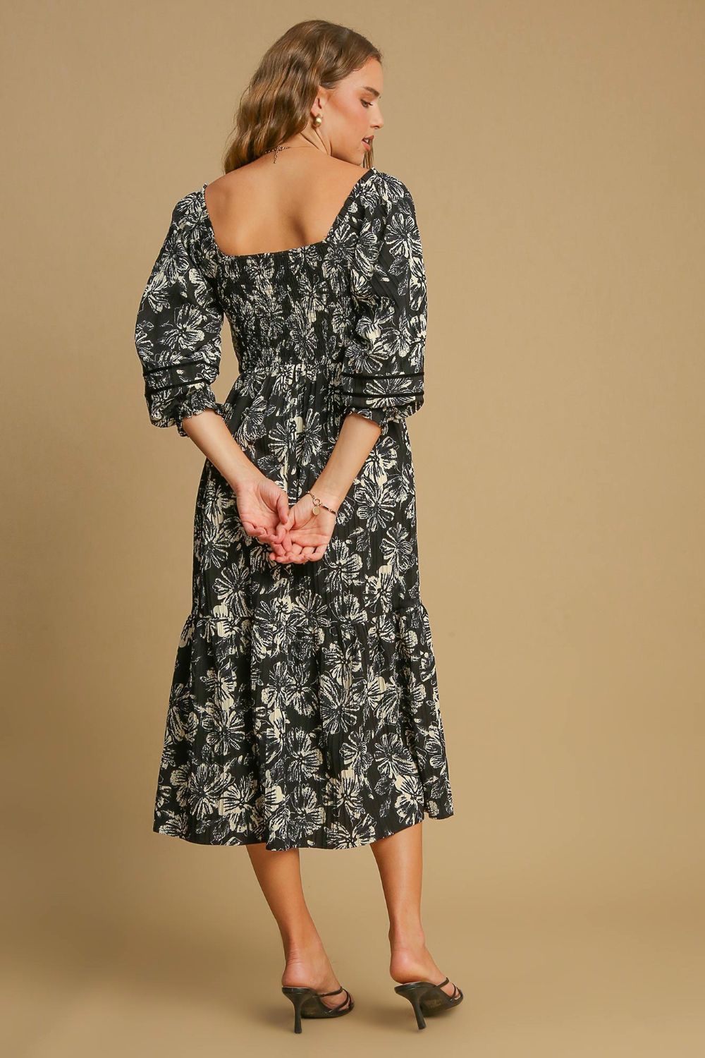 Vestido con cuello en V y estampado floral con dobladillo con volantes de Umgee