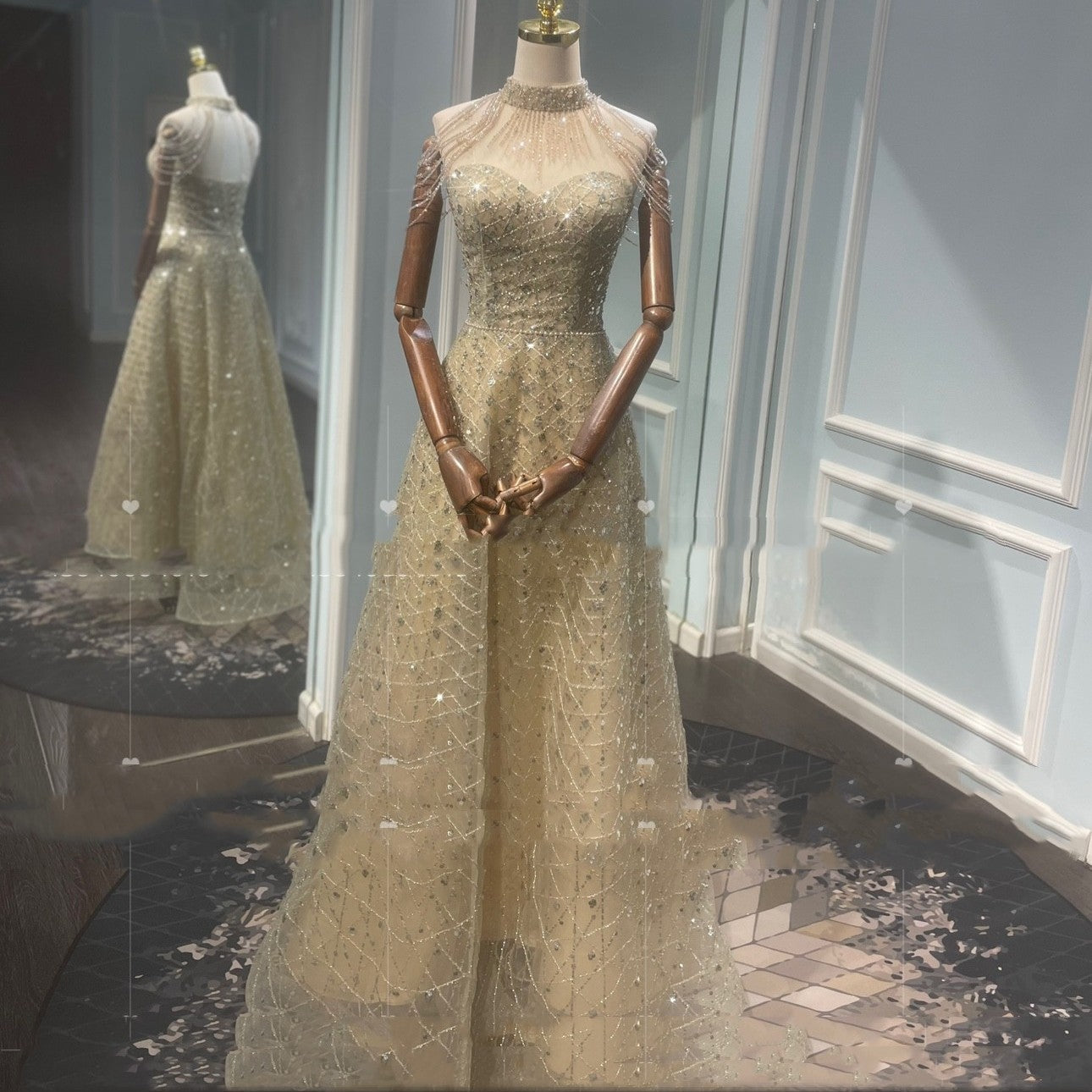 Vestido de noche de lujo tostado con cuello dorado y colgante ligero