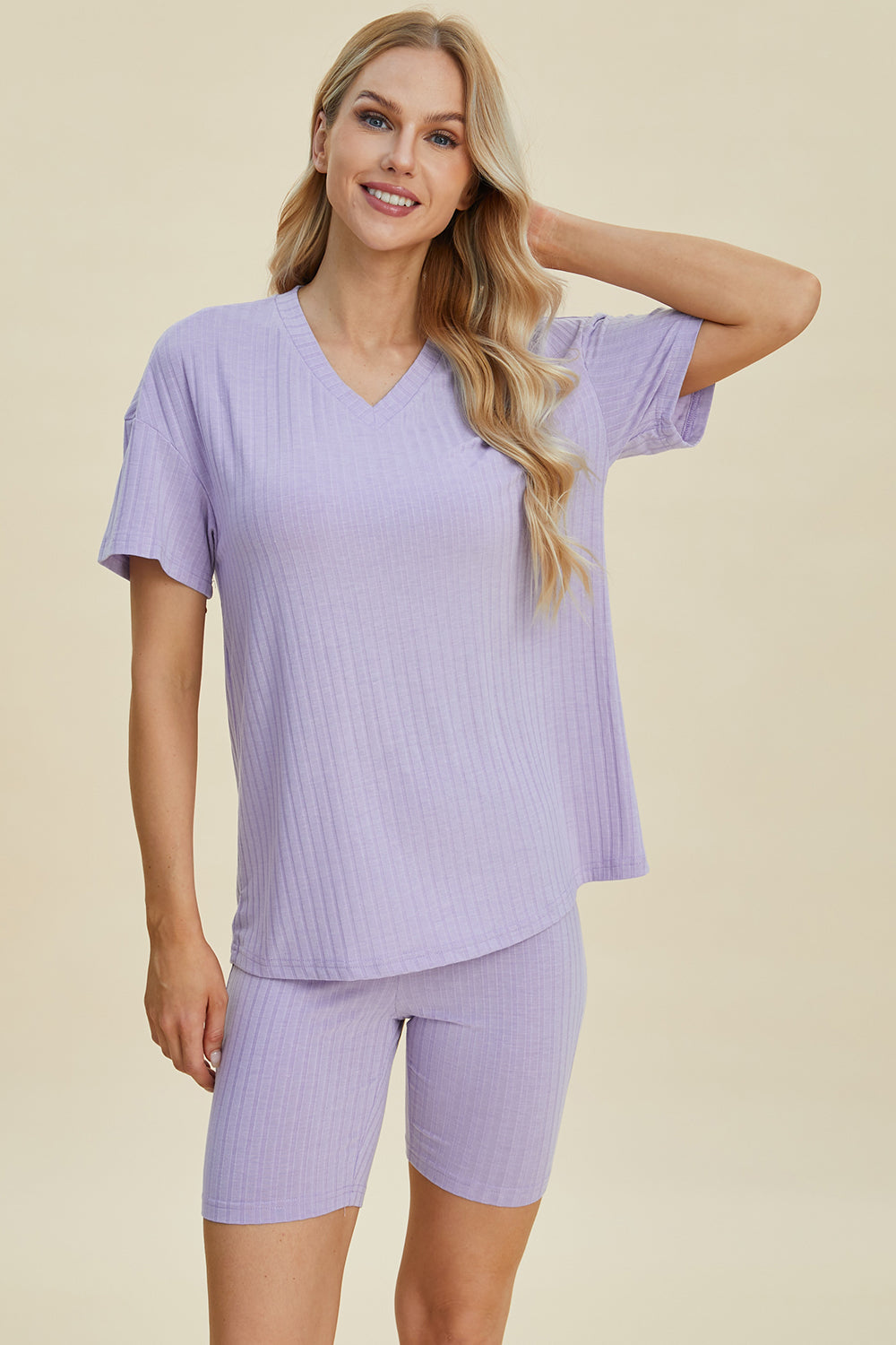 Conjunto básico de pantalones cortos y top de manga corta con cuello en V acanalado de tamaño completo Bae