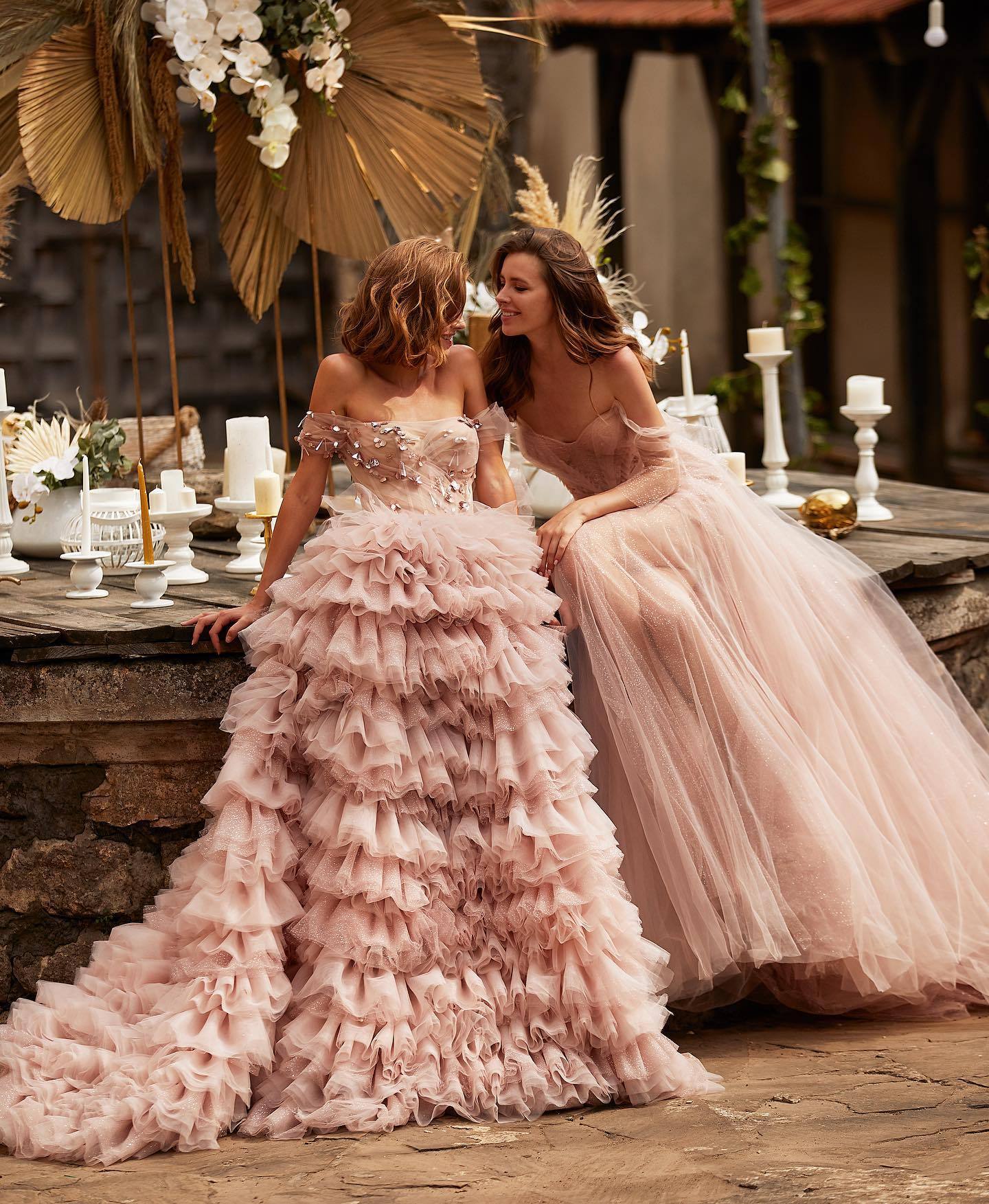 Vestido de novia rosa de una línea con hombros descubiertos, corte princesa, con tachuelas y cuentas.