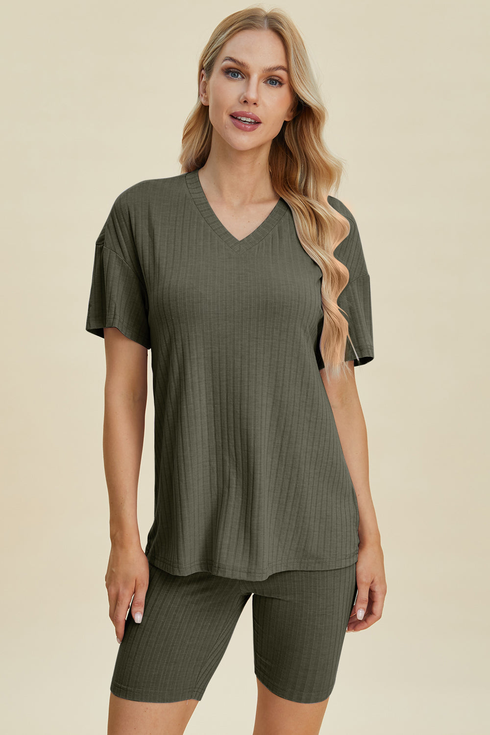 Conjunto básico de pantalones cortos y top de manga corta con cuello en V acanalado de tamaño completo Bae