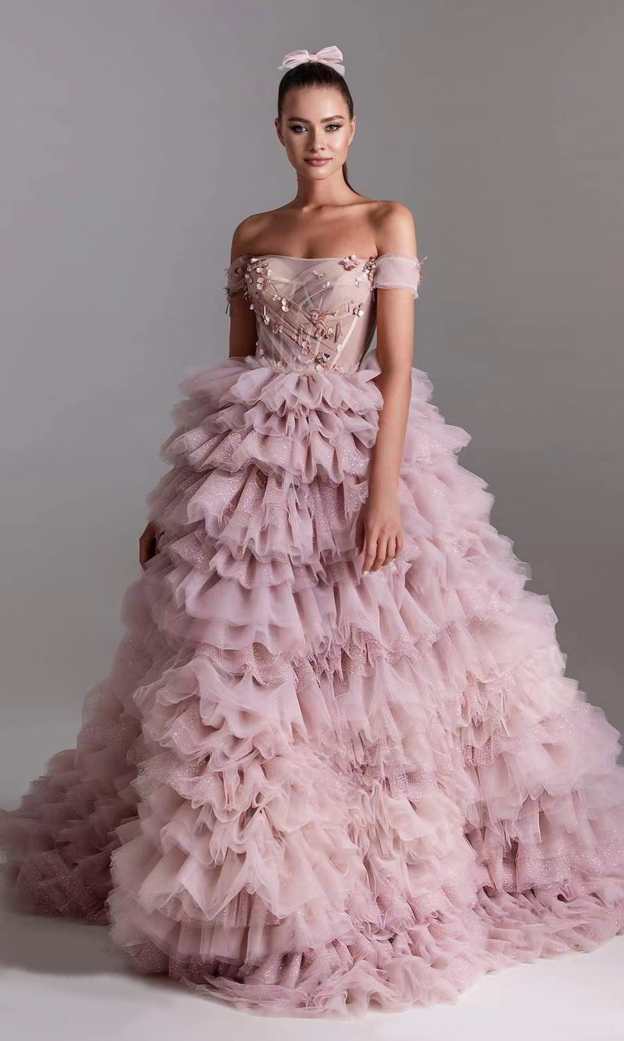 Vestido de novia rosa de una línea con hombros descubiertos, corte princesa, con tachuelas y cuentas.