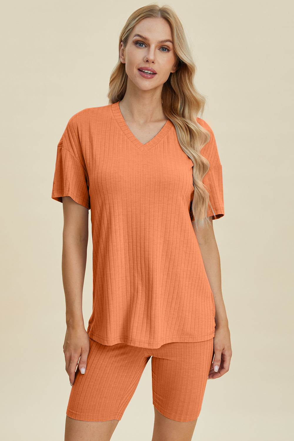 Conjunto básico de pantalones cortos y top de manga corta con cuello en V acanalado de tamaño completo Bae
