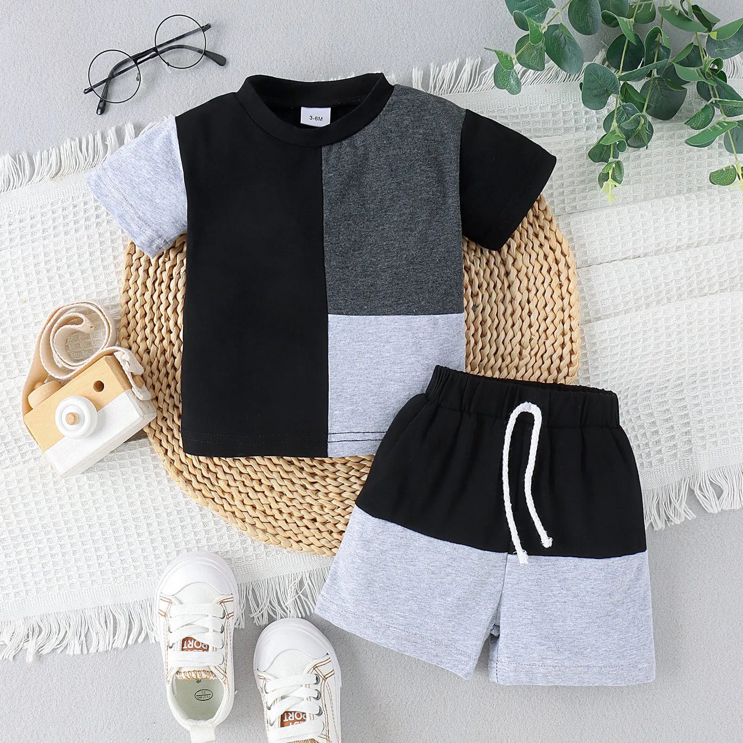Manga corta con cuello redondo y costuras multicolores para niños de primavera y verano