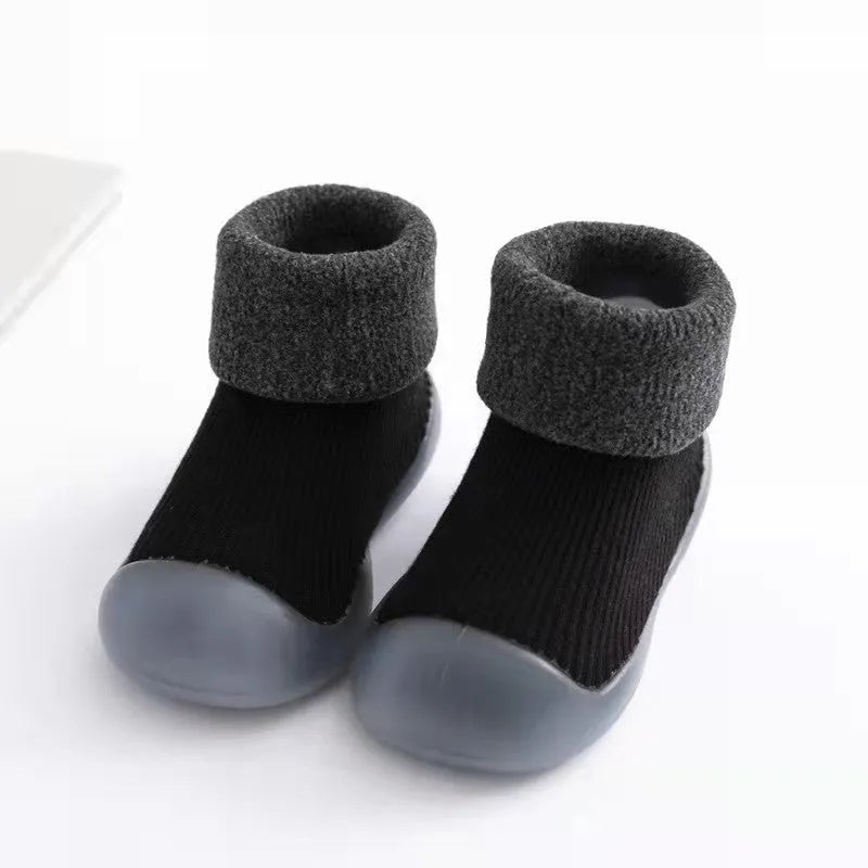 Calcetines y zapatos cálidos para la nieve en interiores.