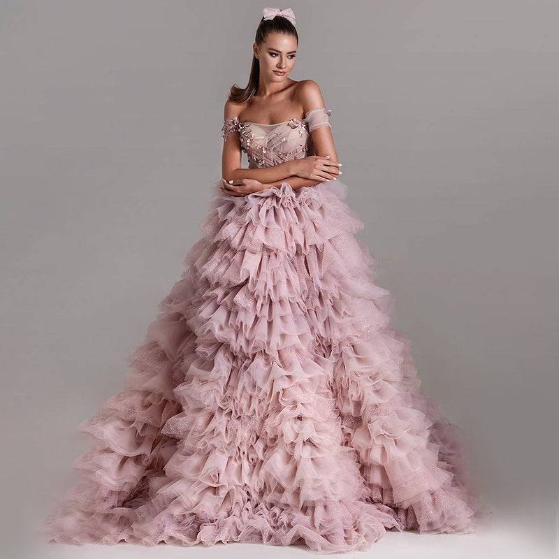 Vestido de novia rosa de una línea con hombros descubiertos, corte princesa, con tachuelas y cuentas.