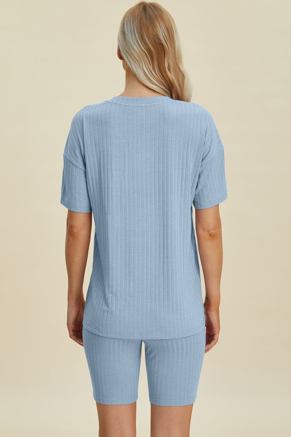 Conjunto básico de pantalones cortos y top de manga corta con cuello en V acanalado de tamaño completo Bae