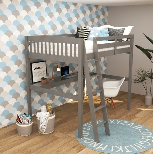 Cama alta Everest gris con escritorio y espacio de almacenamiento. Estructura de madera maciza resistente de tamaño completo con escaleras para niños pequeños. No necesita somier.
