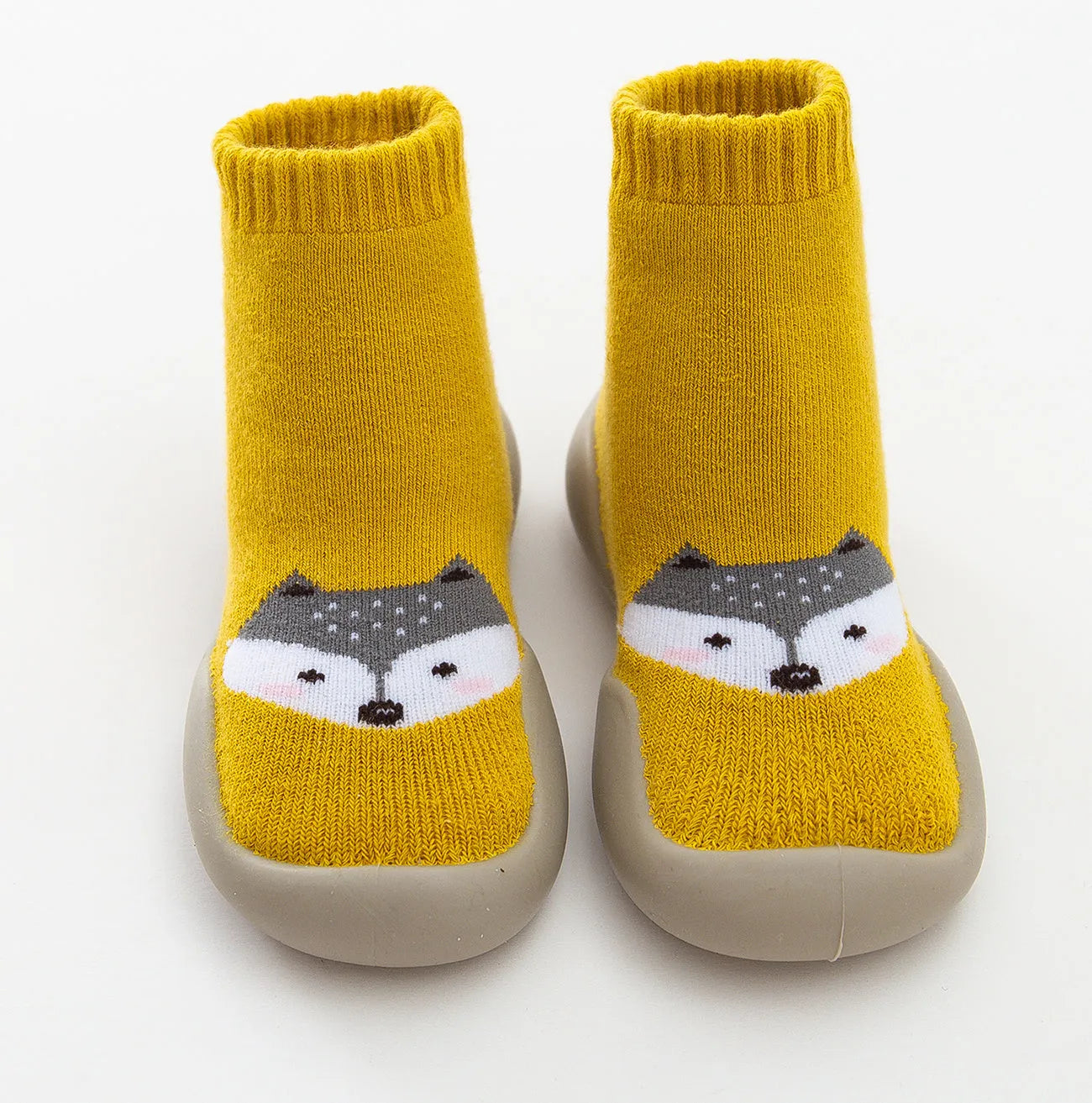 Calcetines y zapatos cálidos para la nieve en interiores.
