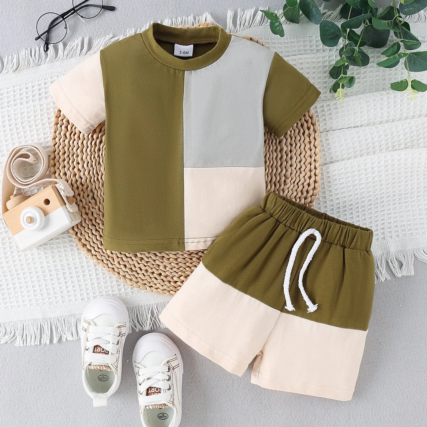 Manga corta con cuello redondo y costuras multicolores para niños de primavera y verano