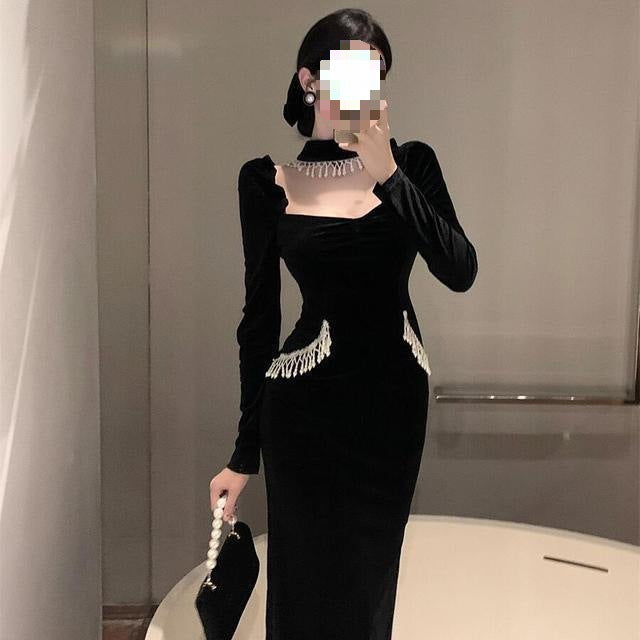 Vestido negro de terciopelo con mangas abullonadas, cuello cuadrado y pechera de perlas