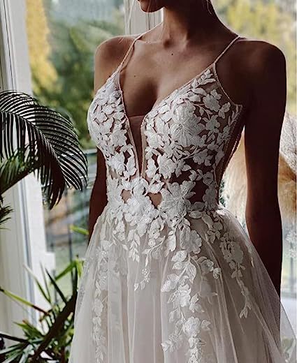 Vestido de novia de mujer con tirantes de encaje y espalda descubierta