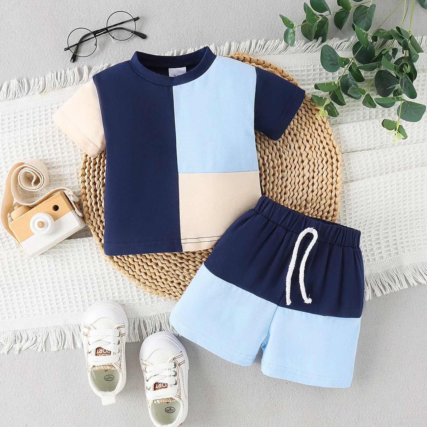 Manga corta con cuello redondo y costuras multicolores para niños de primavera y verano