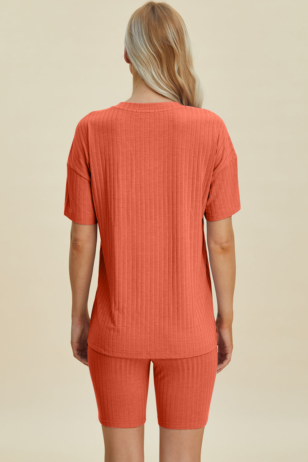 Conjunto básico de pantalones cortos y top de manga corta con cuello en V acanalado de tamaño completo Bae