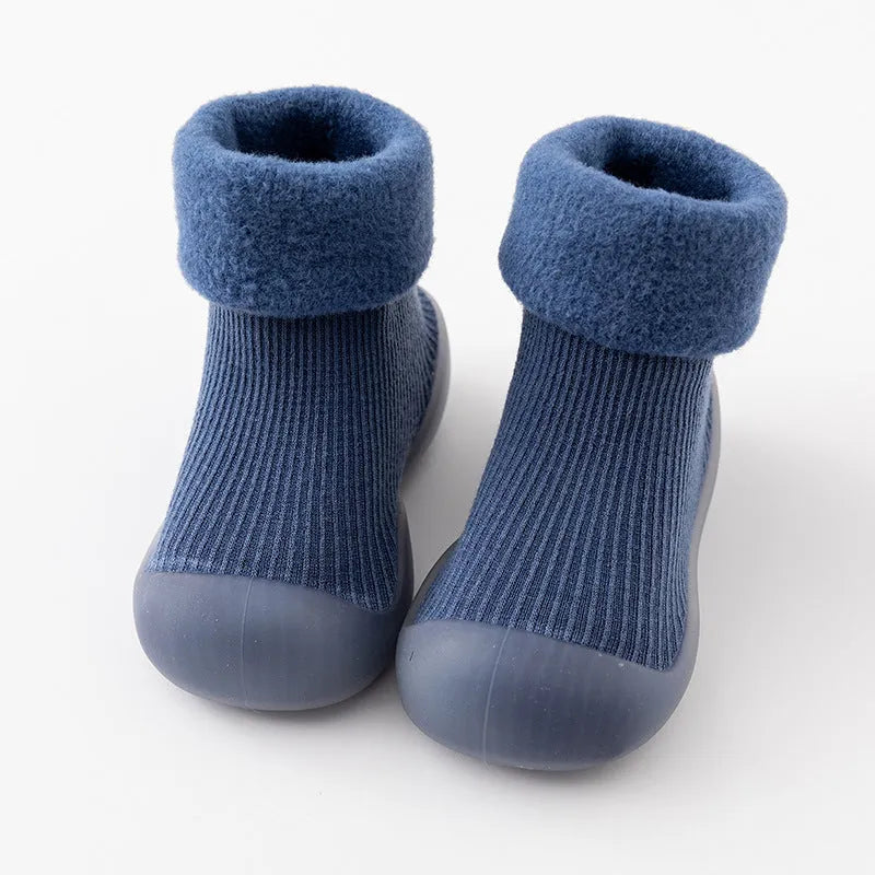 Calcetines y zapatos cálidos para la nieve en interiores.