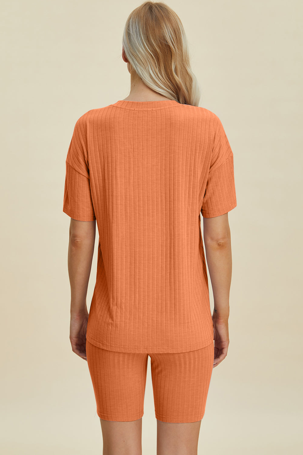 Conjunto básico de pantalones cortos y top de manga corta con cuello en V acanalado de tamaño completo Bae
