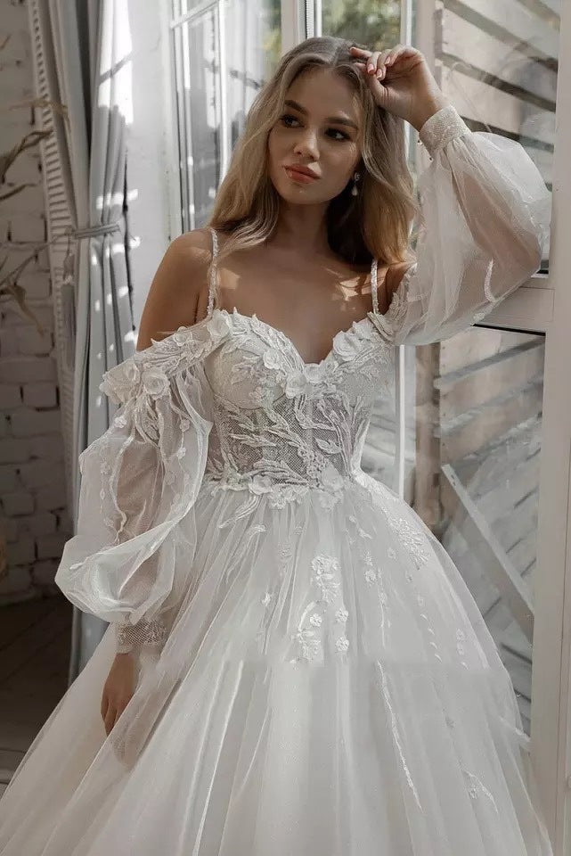 Vestidos de novia bohemios con mangas abullonadas y hombros descubiertos