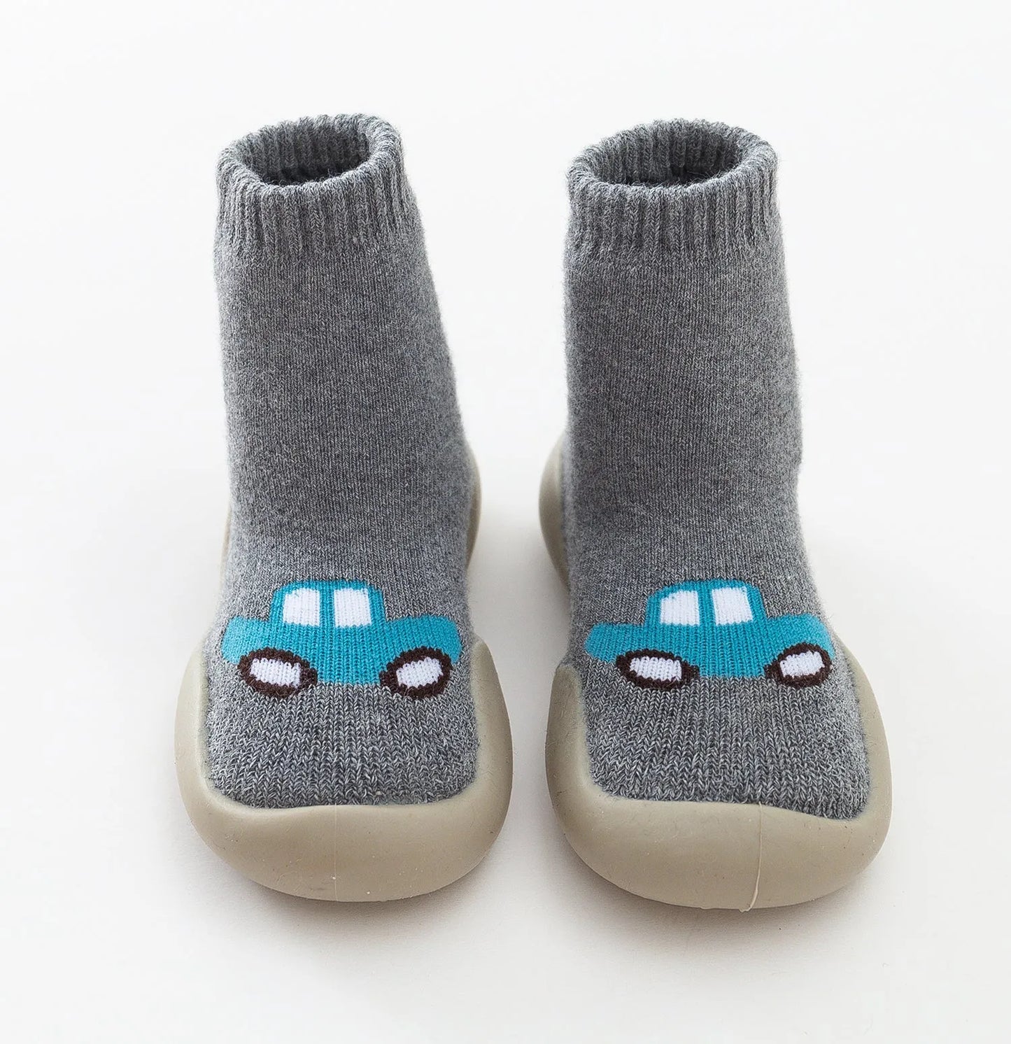 Calcetines y zapatos cálidos para la nieve en interiores.