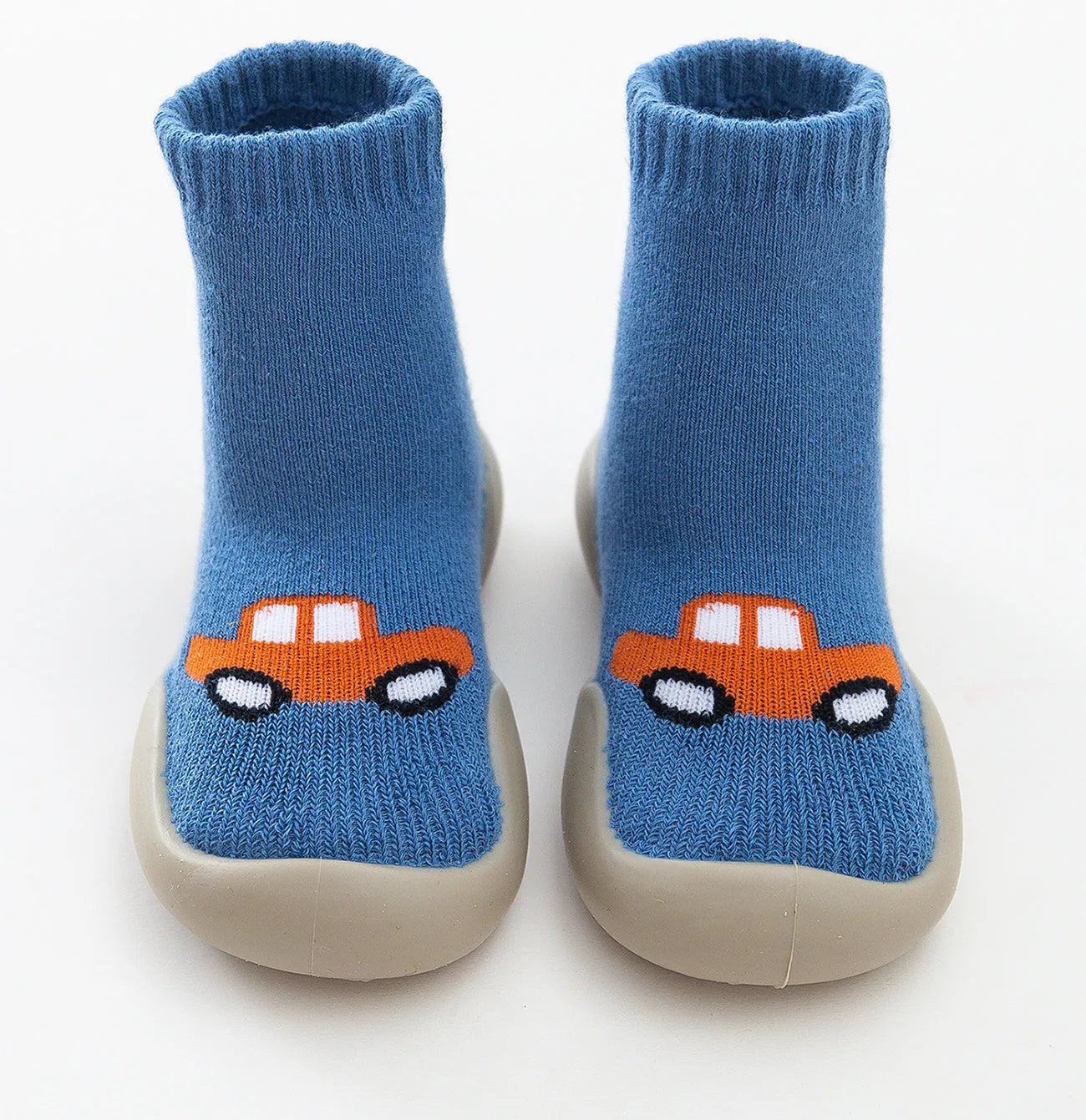 Calcetines y zapatos cálidos para la nieve en interiores.