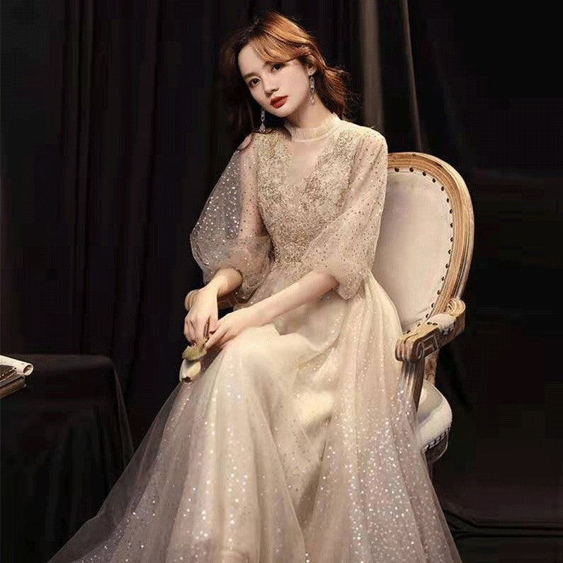 Vestido de noche de banquete dorado de belleza delgada