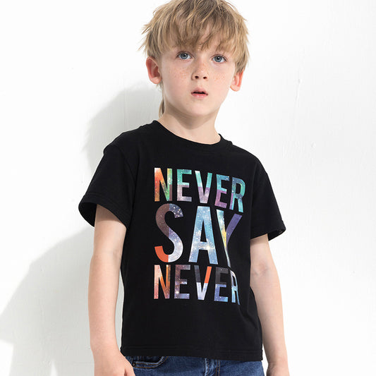 Camiseta infantil con estampado de letras