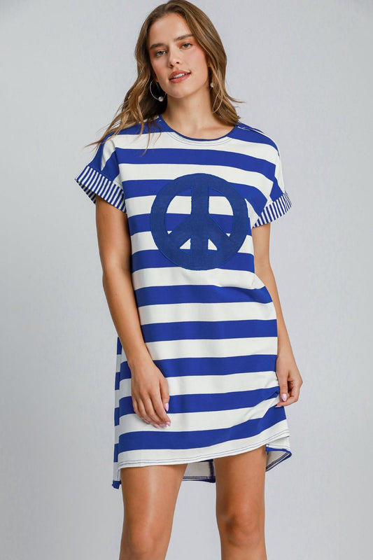 Minivestido de manga corta a rayas con apliques Peace de Umgee