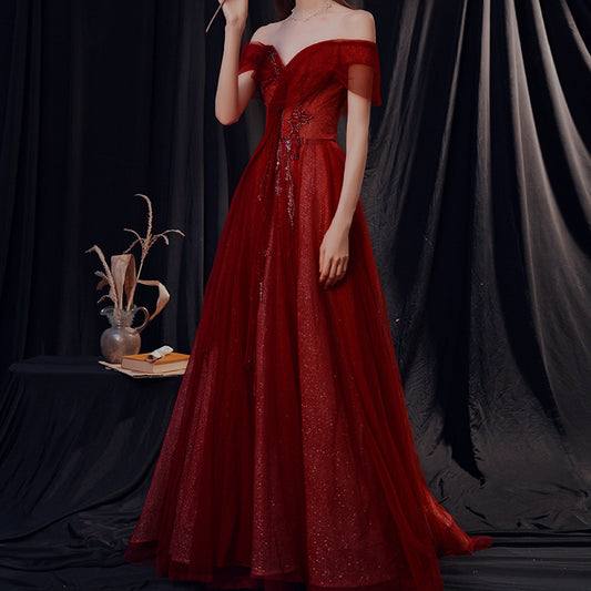 Vestido de dama de honor de gasa ligera con un solo hombro y corte aura de hada