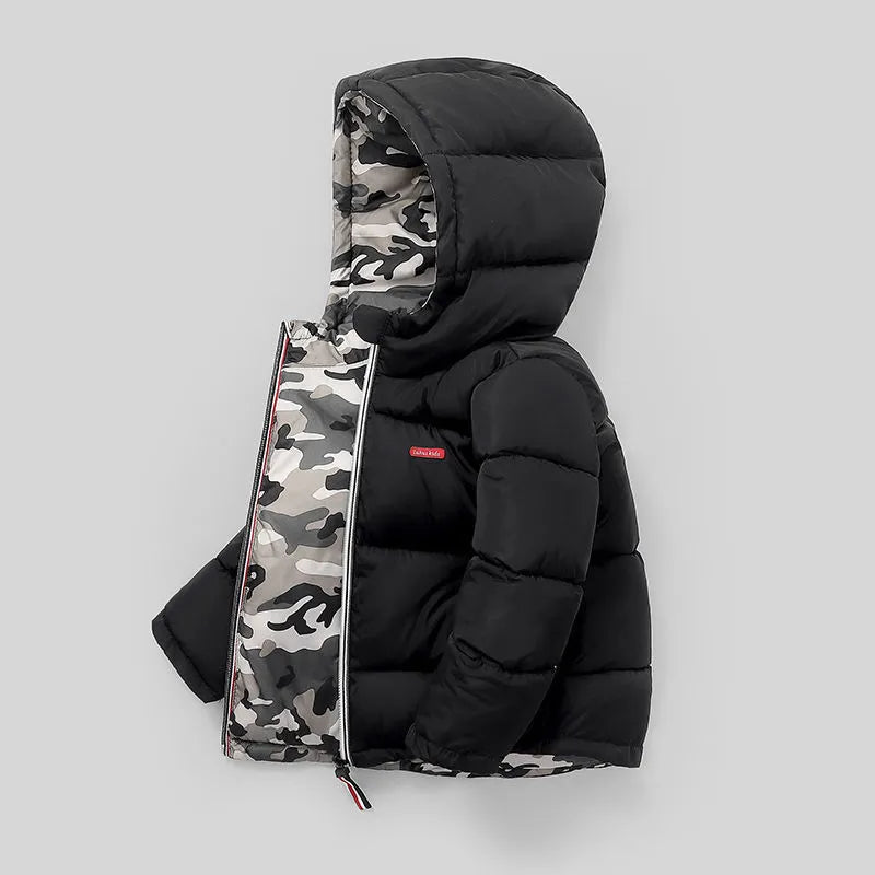 Los niños medianos y pequeños usan chaquetas de invierno acolchadas de doble cara.