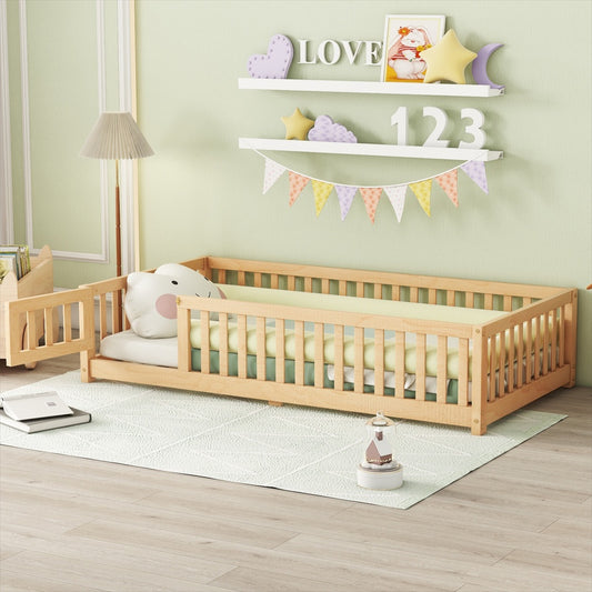 Cama individual de suelo con barandillas de seguridad y puerta para niños, color natural