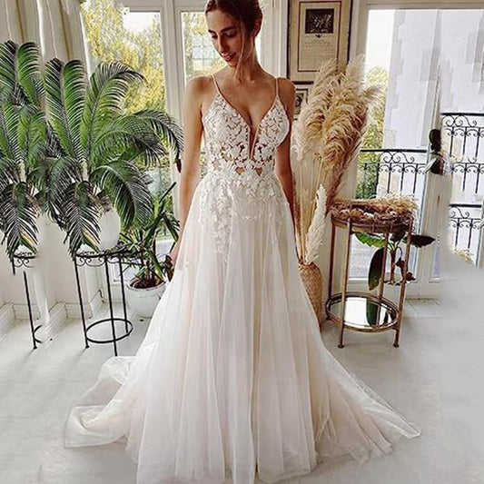 Vestido de novia de mujer con tirantes de encaje y espalda descubierta