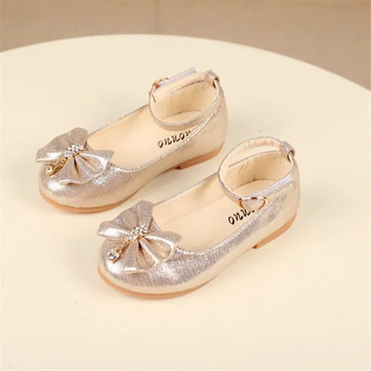Zapatos con lazo para niños. 