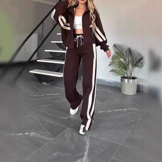 Traje deportivo informal con cremallera y parte superior a rayas de otoño