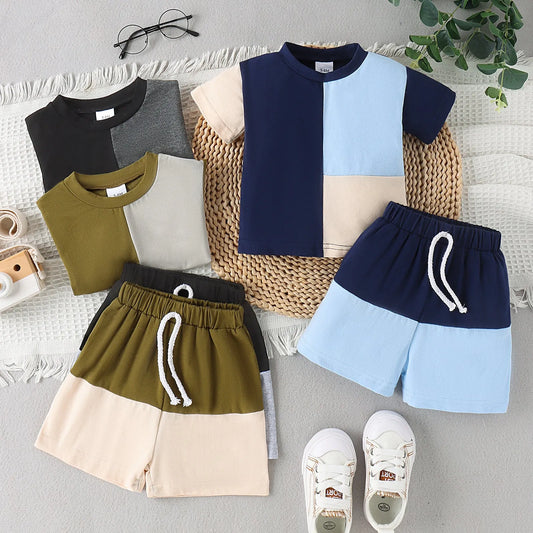 Manga corta con cuello redondo y costuras multicolores para niños de primavera y verano
