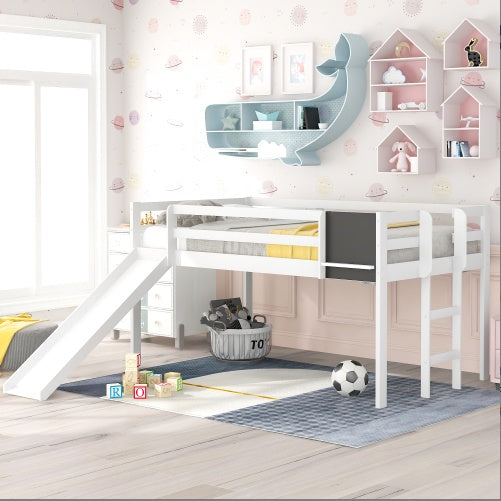 Cama alta individual de madera con tobogán, escalera y pizarra, color blanco