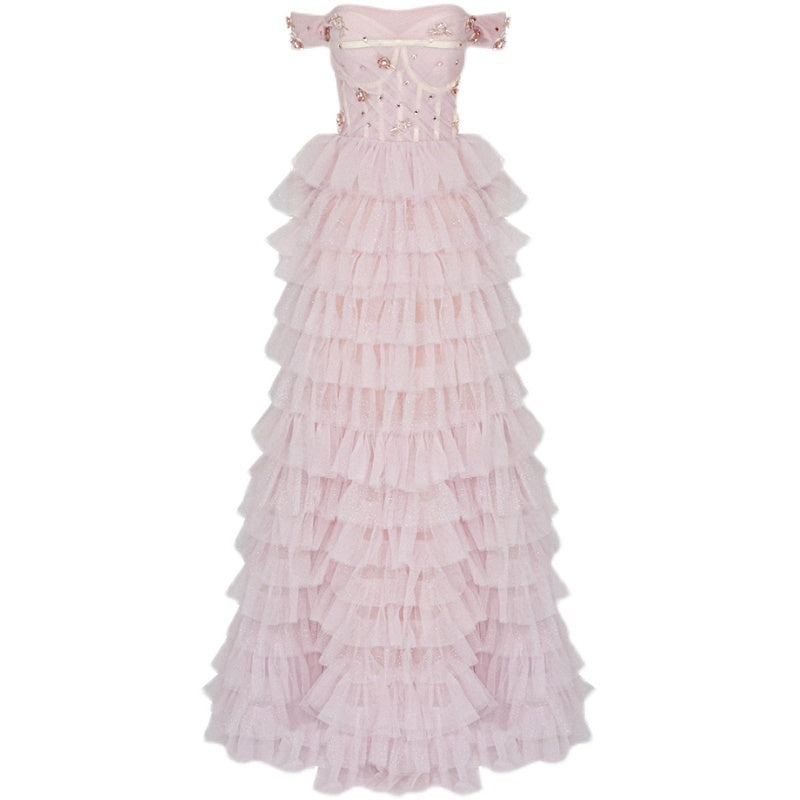 Vestido de novia rosa de una línea con hombros descubiertos, corte princesa, con tachuelas y cuentas.