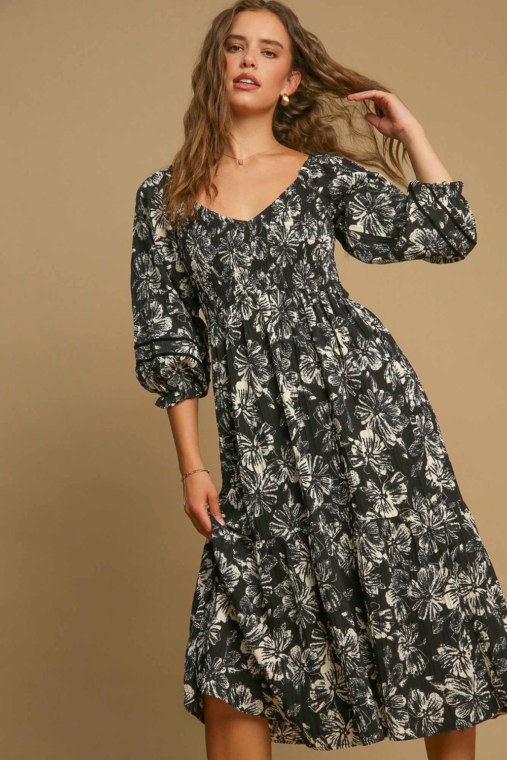 Vestido con cuello en V y estampado floral con dobladillo con volantes de Umgee