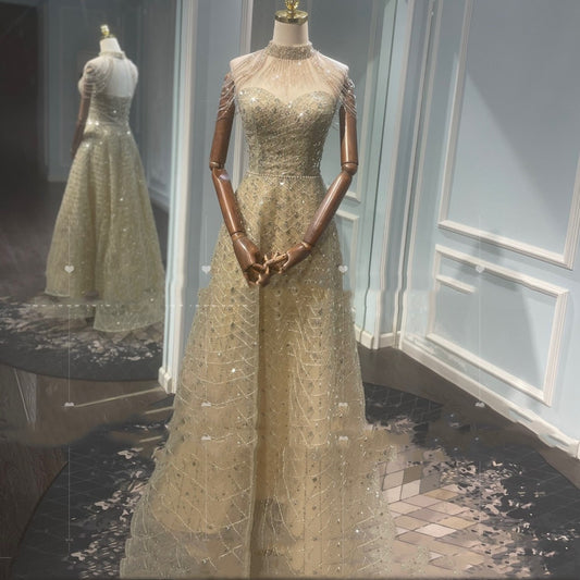 Vestido de noche de lujo tostado con cuello dorado y colgante ligero