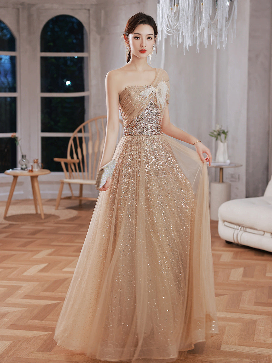 Vestido de novia para la representación escénica de la reunión anual