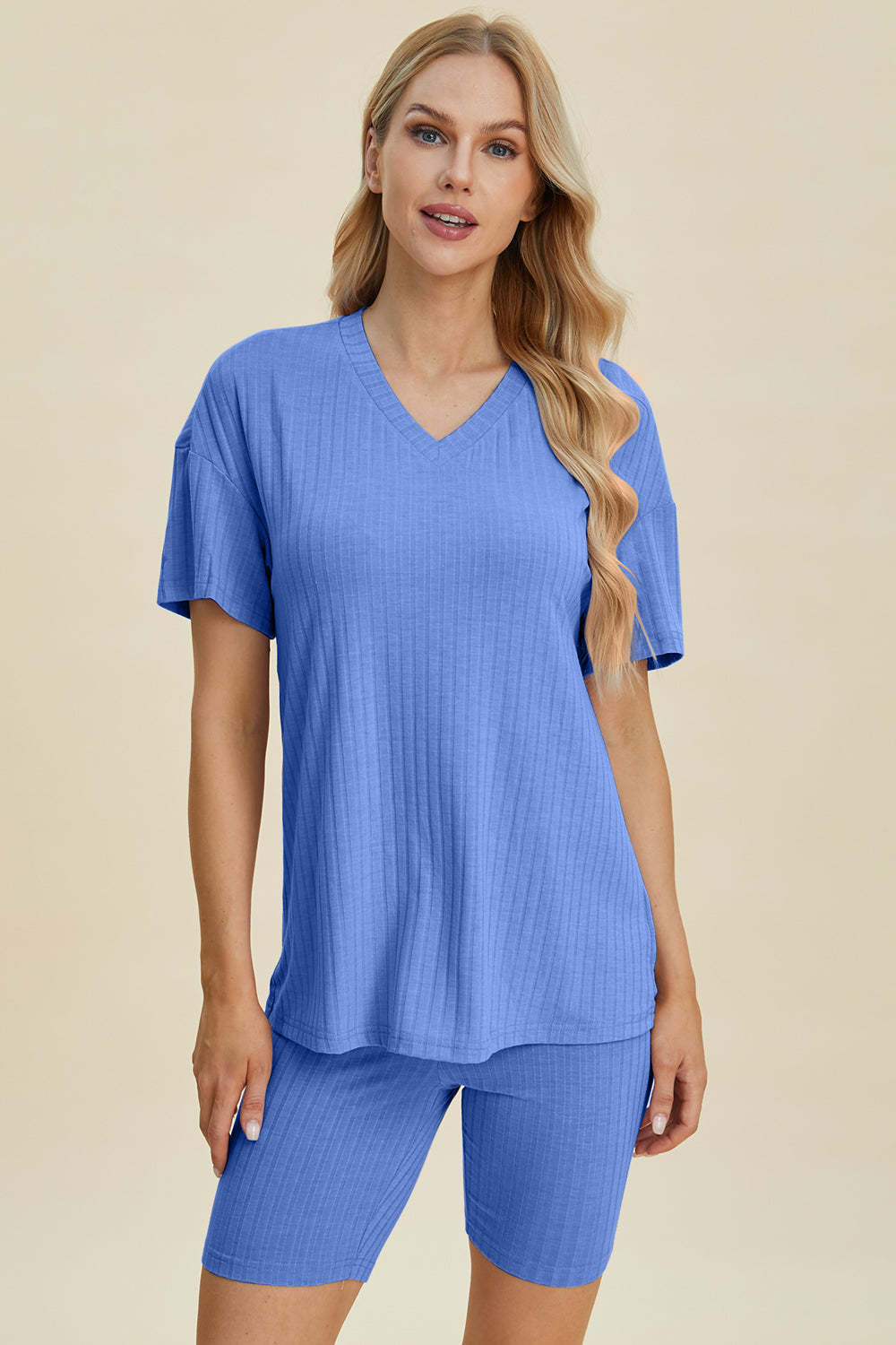 Conjunto básico de pantalones cortos y top de manga corta con cuello en V acanalado de tamaño completo Bae