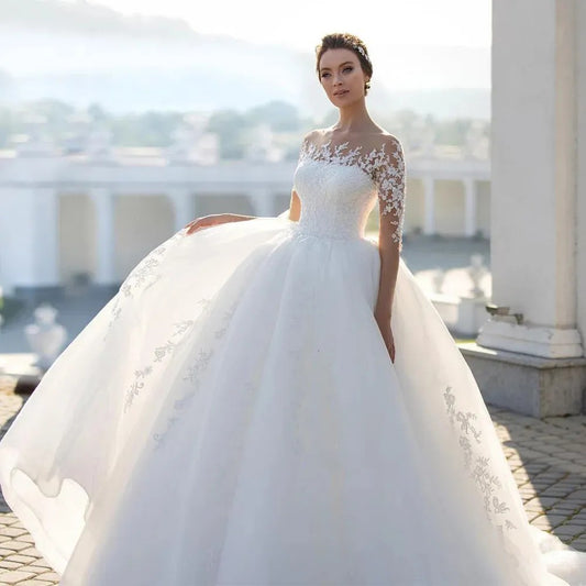 Vestido de novia de malla con mangas largas bordadas