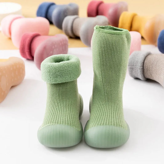 Calcetines y zapatos cálidos para la nieve en interiores.